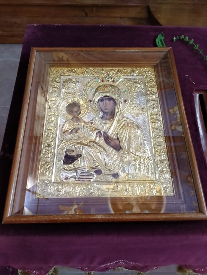 Many Serbian pilgrims, most of whom women, would come pray before this golden, hand-made icon of Bogoroditsa. Mary holds Jesus on the icon with her hand blessing the citizenry.