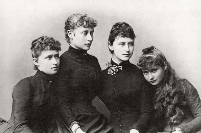 Louis' bride Princess Victoria with her sisters l-r Irene, Victoria, Elisabeth (Ella) and Alexandra (Alix/Alicky.)