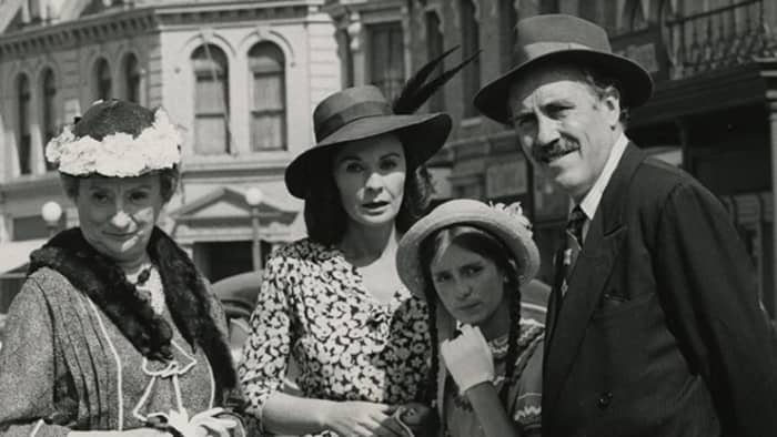 Heading to church on Easter are Grandma Mills (Mildred Natwick) Constance Payne (Jean Simmons) Addie Mills (Lisa Lucas) and Jamie Mills (Jason Robards)