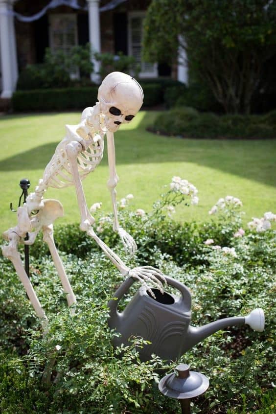 20+ Easy Outdoor Halloween Decorations to Make - Holidappy