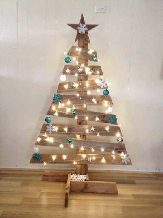 The crafter left this pallet tree unpainted and used a white and teal colour scheme for the decorations.
