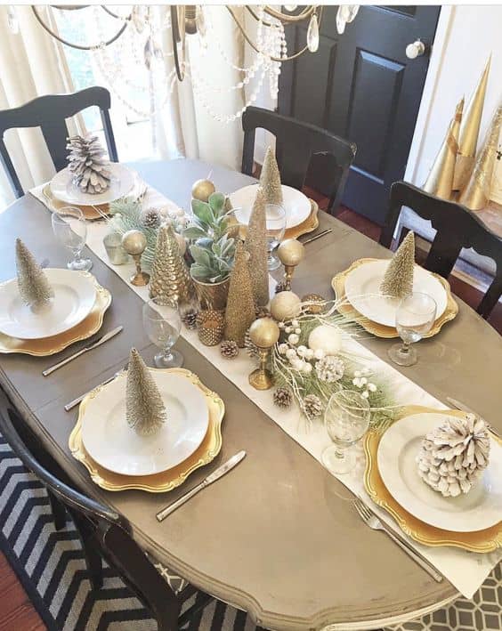 Choose a color scheme focused on shades of gold, and coordinate your plates with tree decorations and baubles.