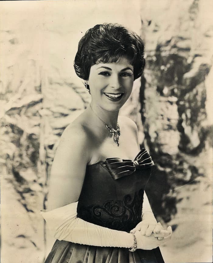 Roberta Peters Preforms "Alleluja" on the Firestone Your Favorite Christmas, Volume 6 and she also sings "Hark! The Herald Angels Sing" with Jack Jones & Chorus.