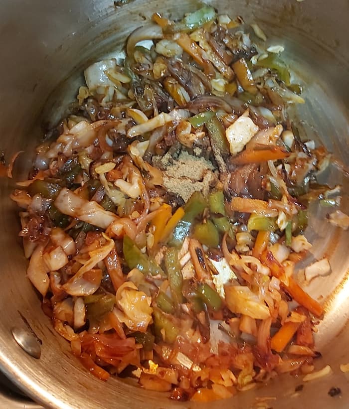Add 2 teapoons of soy sauce, 1 teaspoon of vinegar and 1/2 teaspoon of pepper powder. Mix well. Do not burn.