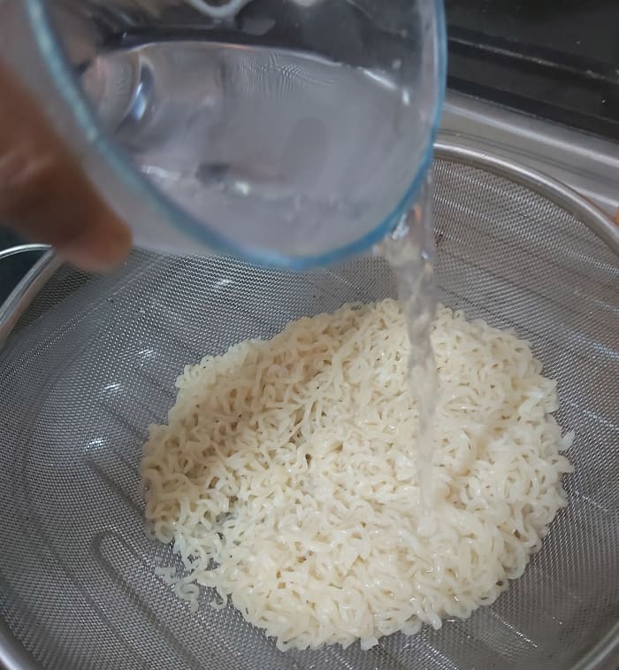 When the noodles are al dente, drain and rinse with cold water. Set aside (you can add 1 teaspoon of oil to keep the noodles separated).