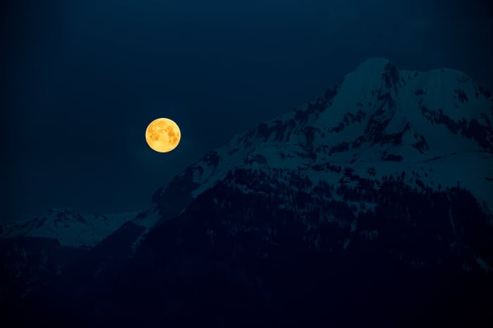 A photo showing the full moon and stillness at nighttime. It is even possible to listen to the album Stillborn at night.
