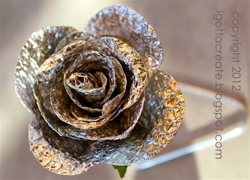 Stunning aluminum foiled rose is easy to make. Lovely idea to put on the top of package or in a bouquet.