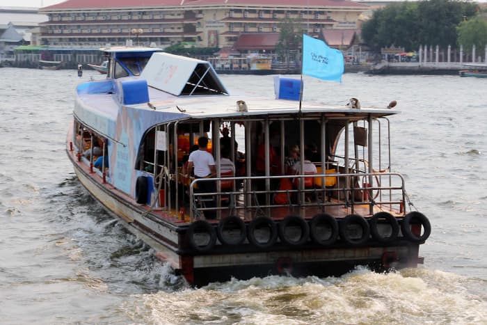 The services are identified by the flags they fly. Blue flag boats can be used by anyone but are the most tourist-friendly