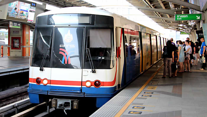 Train services are regular and frequent, and boarding and disembarking is orderly. Foot marks on the platform indicate where to queue, allowing passengers to get off the train before boarding. Both the BTS and MRS systems work well.