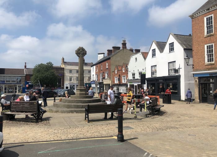 Daytime treats - indulge yourself, they see no reason not to. There's a fair selection of stalls that sell Christmas treats as well as gifts. The local inns and hotels offer a fine range of fare ...