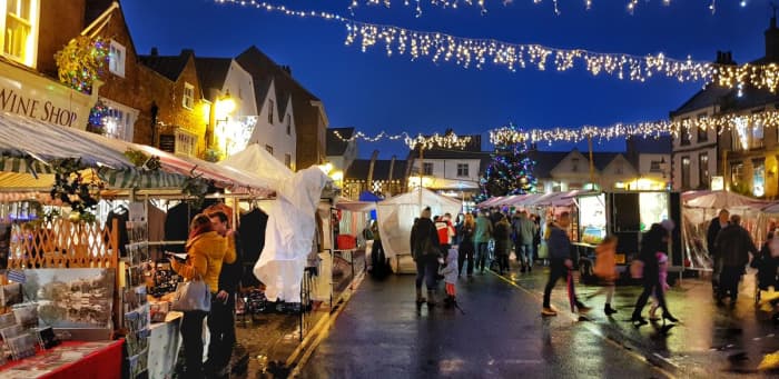 This year - 2021 - the market falls on the first Sunday and Monday, an all day event that brings 'children' of all ages together in the market square high above the river.