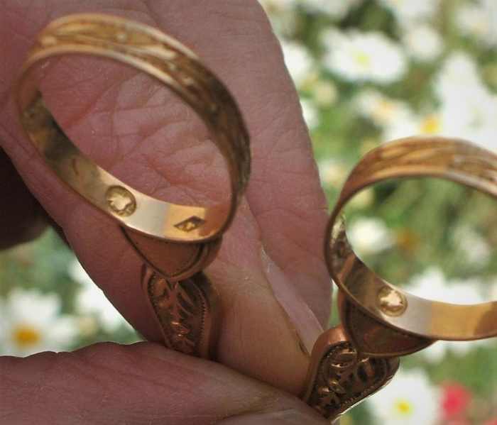 A hallmark indicates the gold content of your item. 