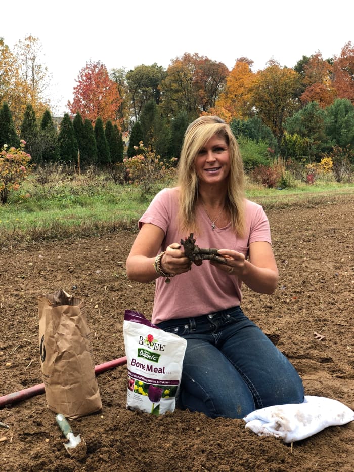 Kelly Lehman has lots of tips for putting your fall garden to bed for the winter, from planting tubers to thinking twice before you fertilize.
