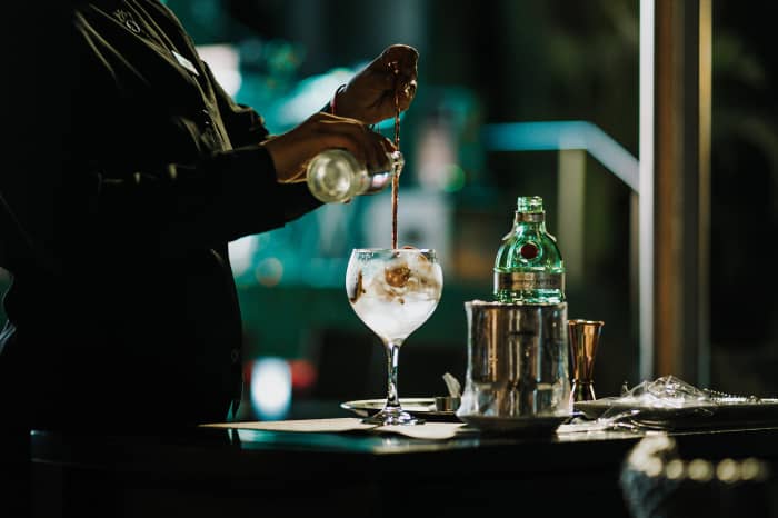 How Much Should You Tip a Bartender? - ToughNickel