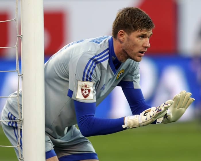 27 Tallest Goalkeepers Ever In The History Of Football - HowTheyPlay