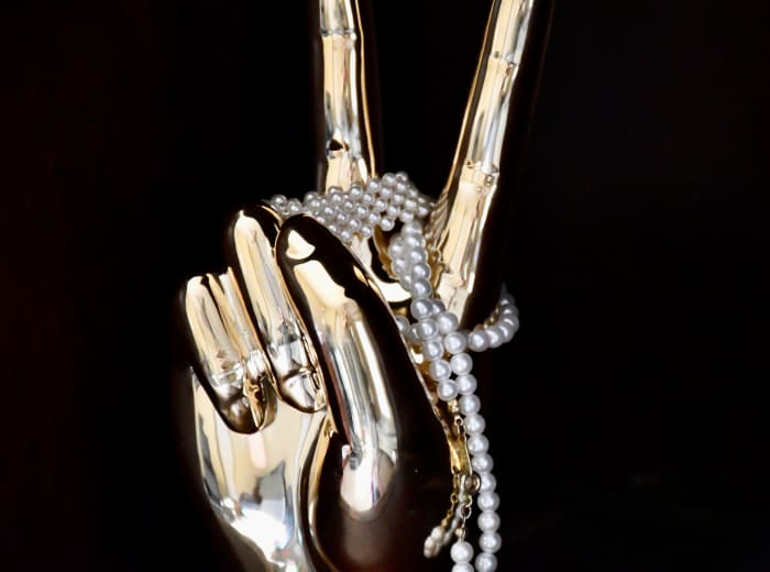 This piece shines bright and commands attention. It's perfect for displaying jewelry or other pieces. (Pearls not included.)
