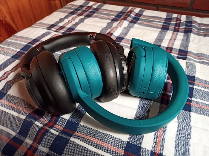 Because the iClever BTH15 headphones are designed for the younger set, their earcups are smaller than those of my Mpow H21.