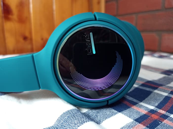 In this view, the headphones' RGB lights are activated. They may be turned off if desired