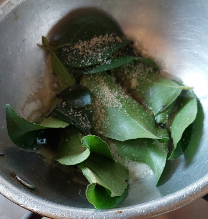 In a pan, add 1 teaspoon ghee (or oil), 1/2 teaspoon mustard seeds and 1 teaspoon cumin seeds. Let them splutter. Add fresh curry leaves and 1/4 teaspoon hing.