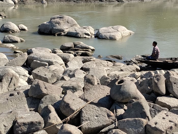 The rocky island containing the Gupt Biswanath Shiva has broken pillars and columns of an ancient stone-built temple