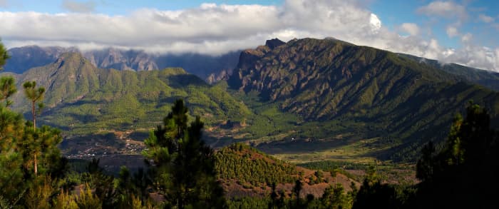 the Caldera de Taburiente crater dominates the landscape in the north of La Palma. Measuring 10 kilometers wide it reaches 2000 meters above the caldera floor.