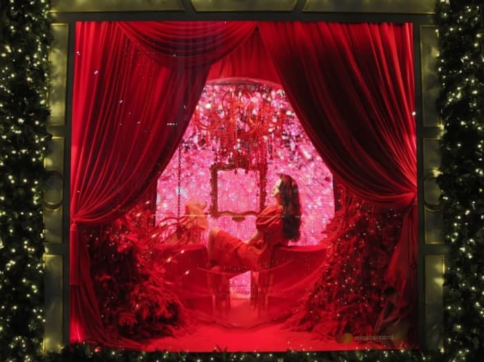 https://www.vogue.com/article/holiday-windows-bergdorf-goodman-tiffany-bloomingdales-barneys-saks-fifth-avenue-macys/amp