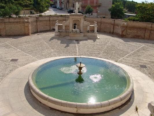 This large trough above is part of the fountain Cavallina, I believe that the name of this fountain Cavallina was given to this fountain because this large trough was used to let the horses drink and it was handy when leaving or coming back to town.