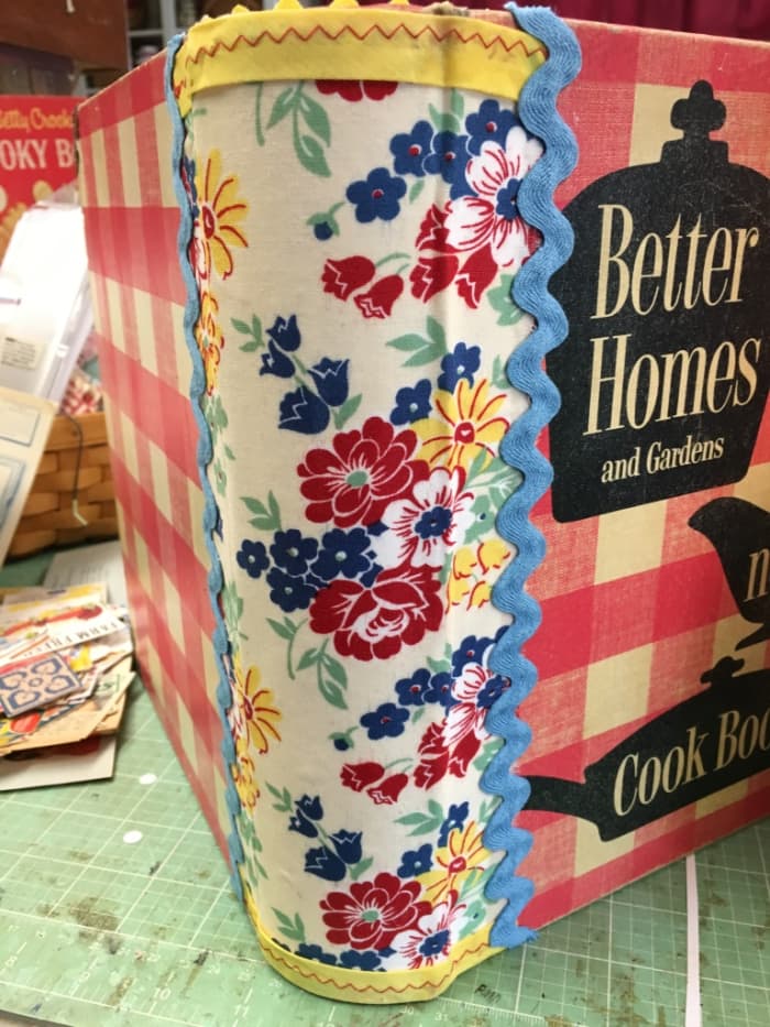There are many old cookbooks that are perfect to create junk journals, Many of them are actually three-ring binders, Instant journal-no binding