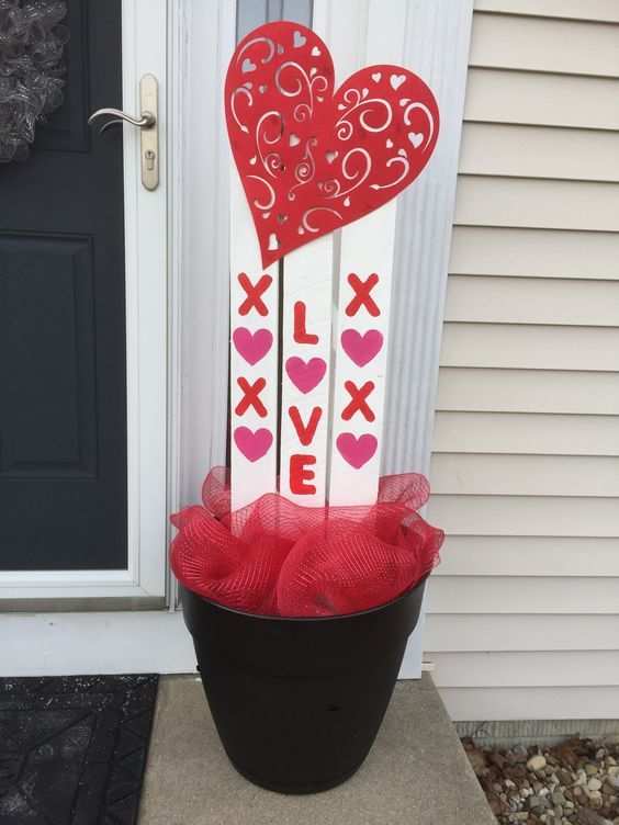 65+ Romantic Valentines Day Porch Decor Ideas to Welcome Love to Your ...