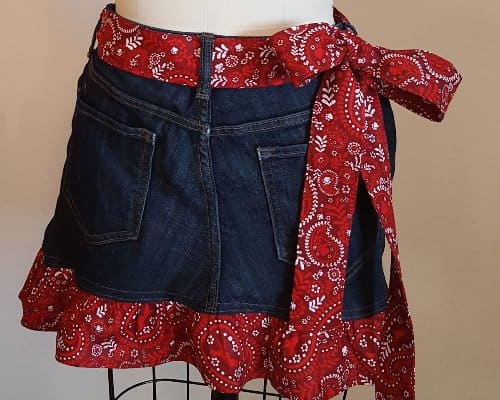 Looking ti dispose of your old denim jeans? Here are craft ideas you can make for that outdated pair of denim.