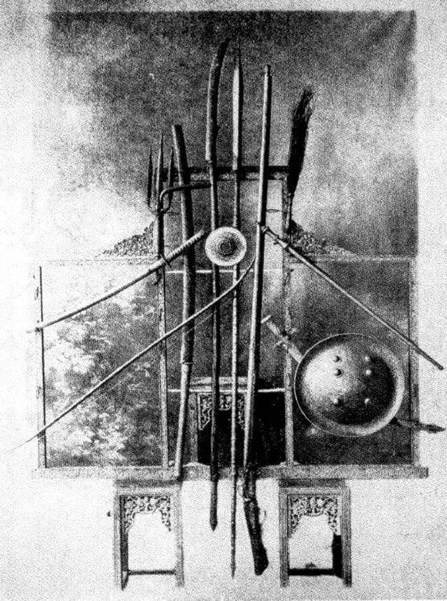 Eight weapons show the magnitude of one's power. This is power that cannot be easily dismissed.