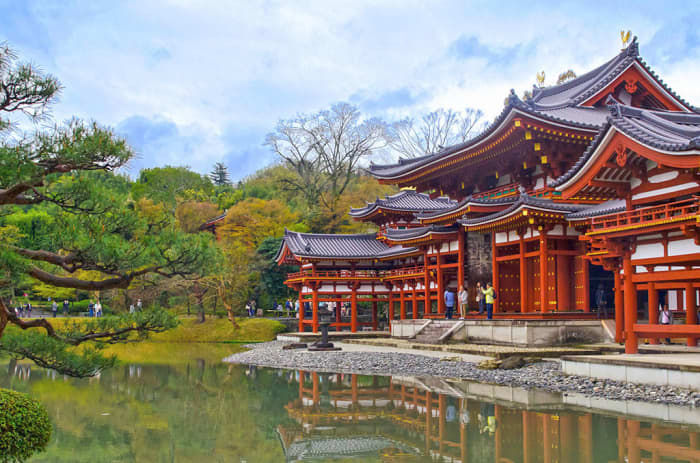 Byōdō-in in Uji, a UNESCO site, is not directly associated with Yoshitsune. But historical events here led to the showdown between the Minamoto and Taira clans.