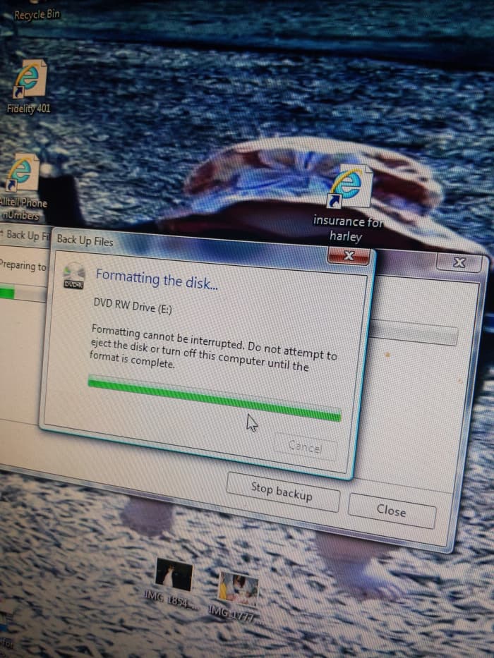 Ok. It's formatting this disk. The computer fan is going. There's a lot of noises. Clicking and a stronger chunking noise. Then, all is quiet. It is backing up.
