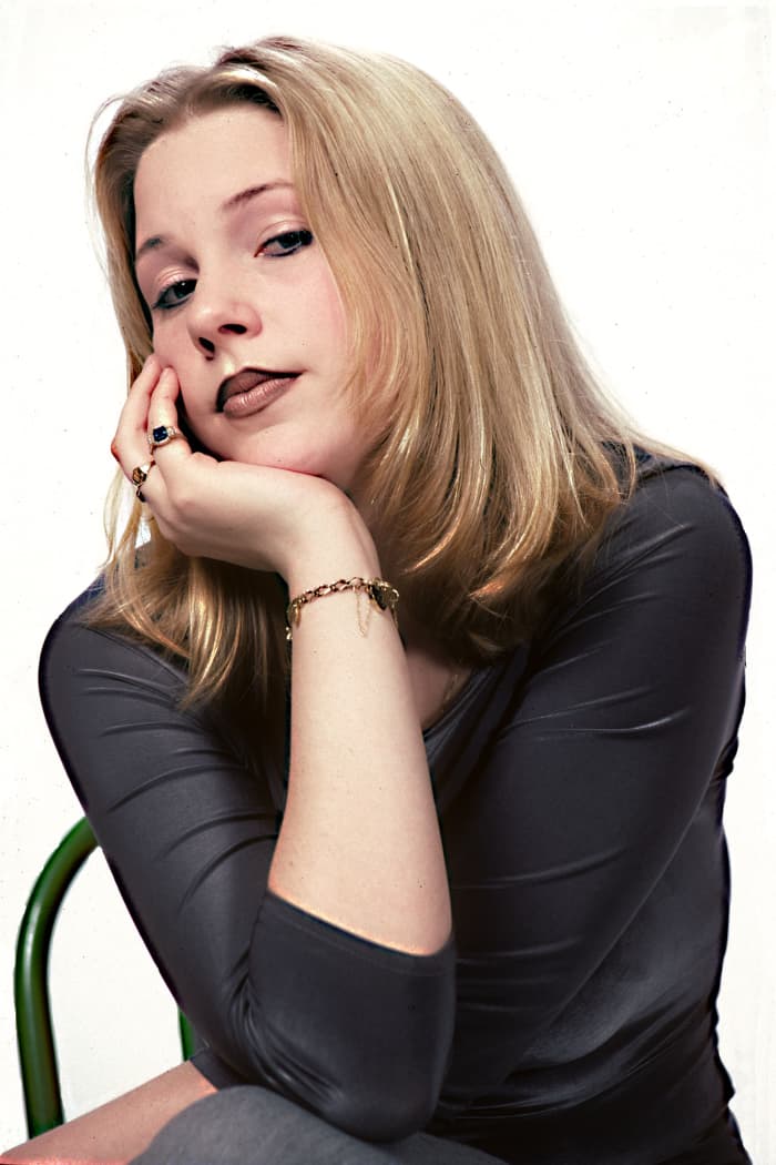 Natasha. A simple pose, but I really like it - and the slightly quizzical flirty look on her face. (Maybe she looks quizzical because she's wondering what on Earth I'm trying to do?)