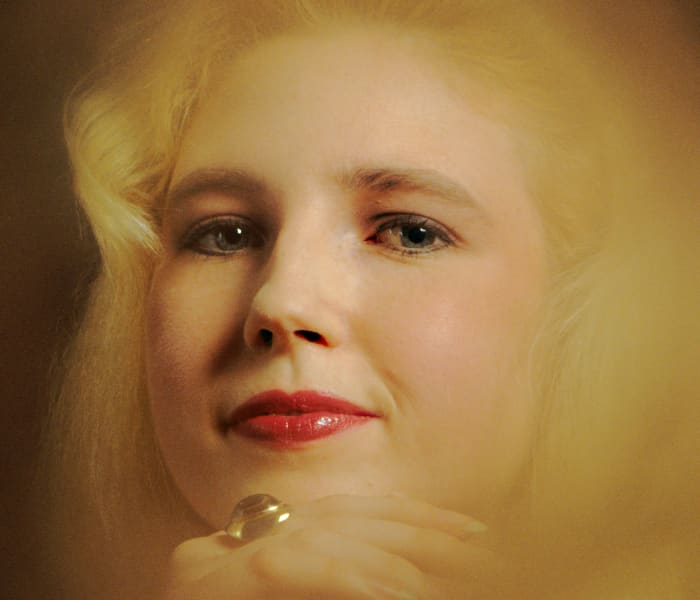 For this picture of Kerry I came in close to concentrate on the face. I also applied vaseline (petroleum jelly) to a simple sunlight lens filter in order to blur the edges of the photo to give a slightly dreamy or romantic appearance to the image