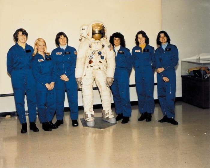 First American Women Astronauts, hired in January 1978. rom the left are standing Shannon Lucid, Margaret Seddon, Kathryn Sullivan, Judith Resnik (1950 - 1986), Anna Fisher, and Sally Ride (1951 - 2012).