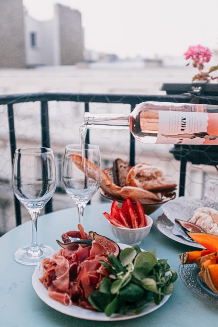 Keep a list of romantic restaurants in your back pocket. It's a good idea to go to different restaurants to get a feel for the best food in town.