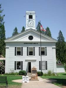 Mariposa County Courthouse takes its clasic style from the proportions of a classic Greek temple. Photo by Linda Gast.