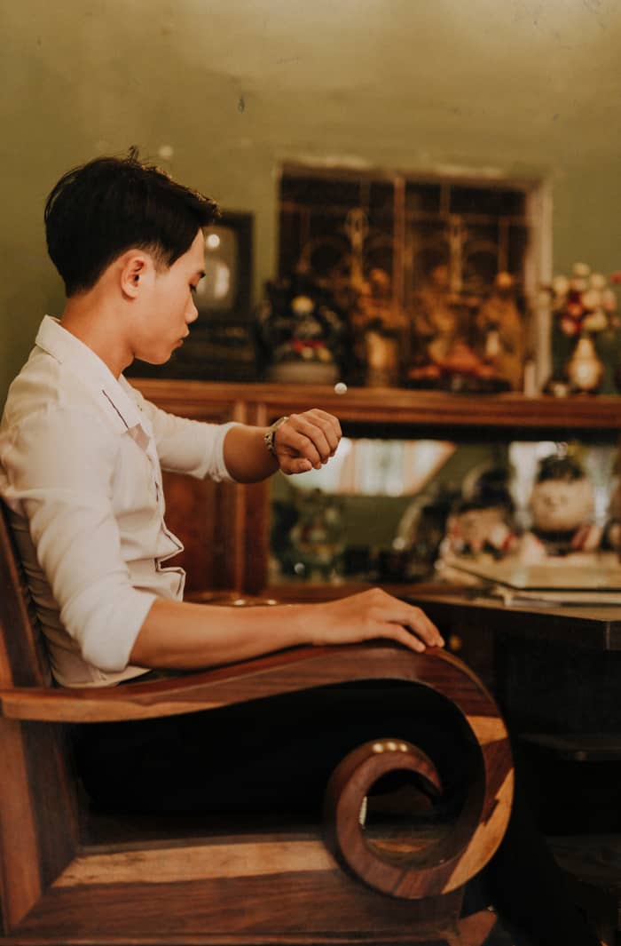 Out with a guy who can't stop checking his watch? If he acts like he's always got better places to be, he probably doesn't see you as a romantic interest.