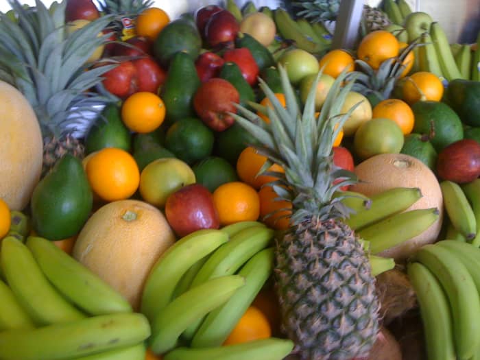 Foods rich in vitamin C suitable for making smoothies are strawberries, pineapple, kiwi, oranges, melons, kale and broccoli.
