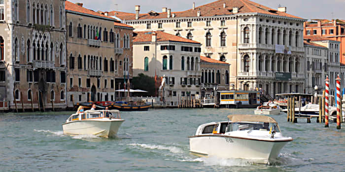 The largest building in this picture is Ca' Rezzonico, next to the vaporetto station of the same name. On the extreme left is Palazzo Loredan dell'Ambasciatore