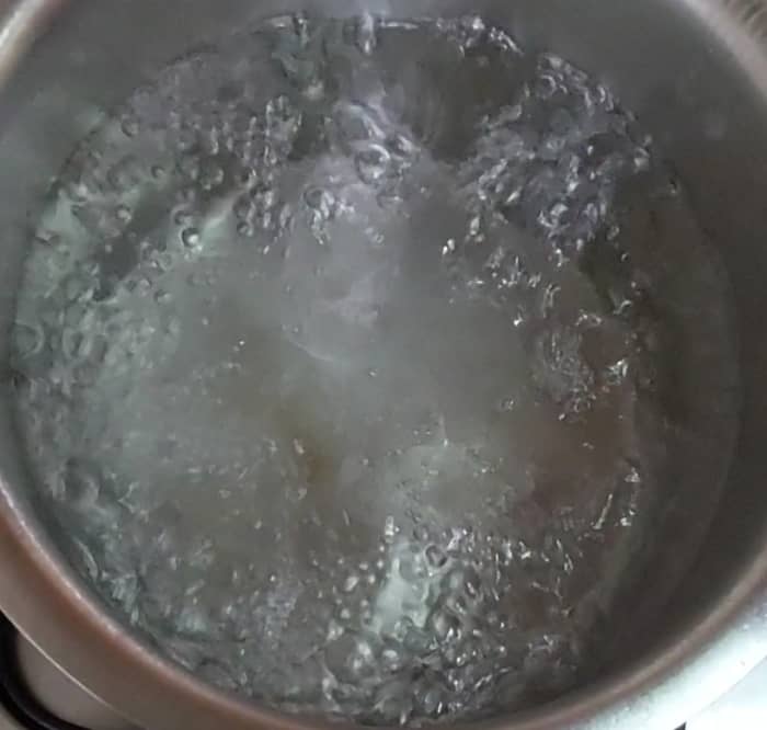 In a large pot, add 3-4 cups of water, 1 tablespoon of oil and salt to taste. Bring it to a rolling boil.
