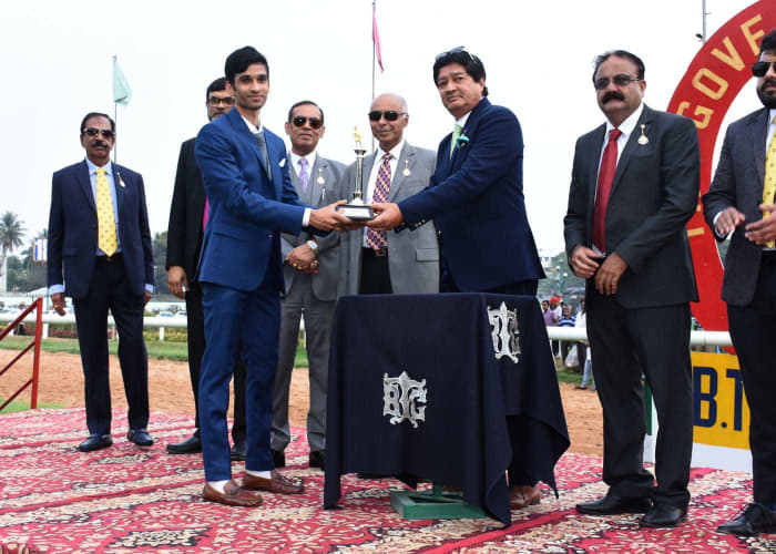 The Chairman and Senior Steward of BTC Mr K Uday Eshwaran presents the Champion Apprentice Jockey trophy to Arul JH