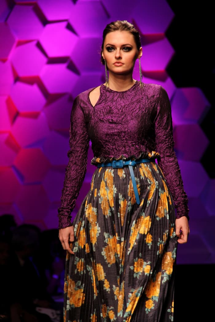 Gemini clothing should play wildly with colors and patterns, this is pretty typical of air signs in general. Gemini clothing will also accentuate the shoulders with idiosyncratic designs.