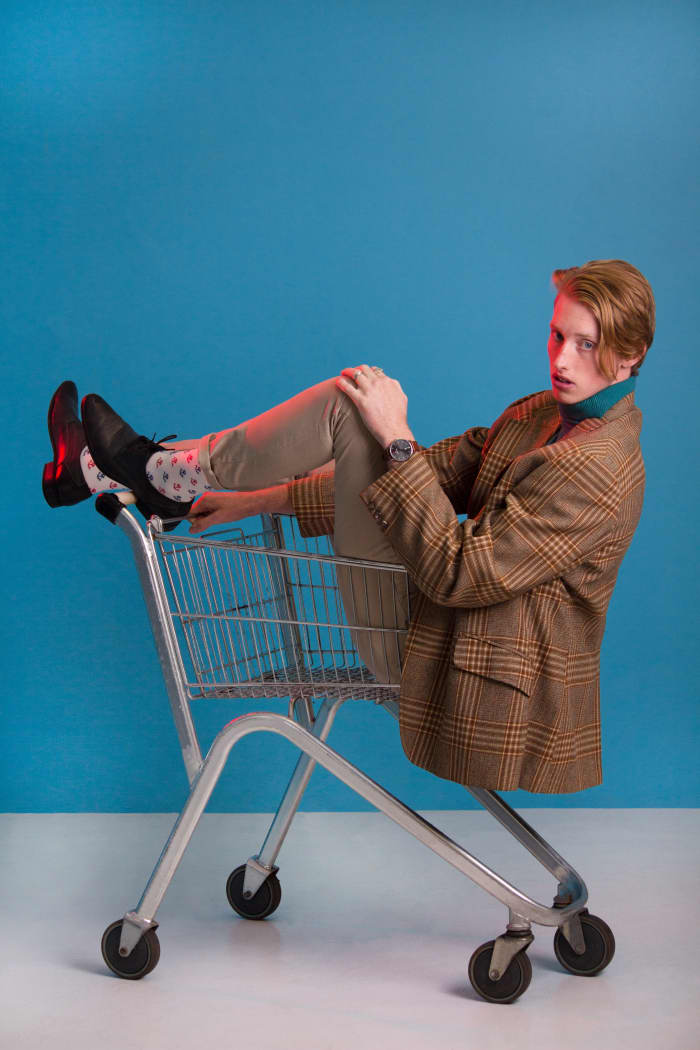 Gemini fashion looks like a professor with a tinge of insanity. The outfit seems all cohesive until you look at the socks. Gemini is like the Mad Hatter from Alice in Wonderland or Dr. Who.