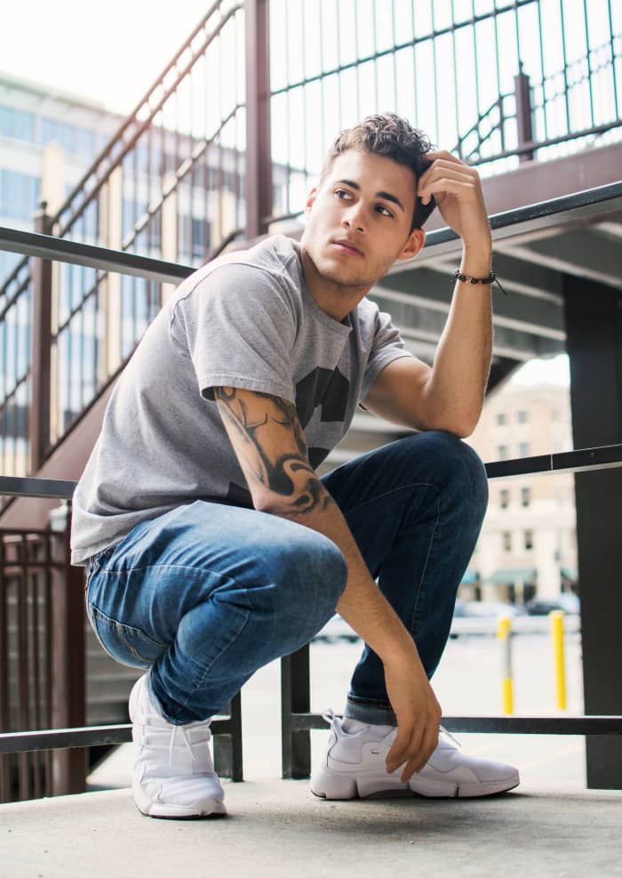 Cancer needs to look comfortable. It's okay to go for a simple outfit with jeans, a gray t-shirt, and white shoes. Add accessories to your hands whether bracelets or silver rings.