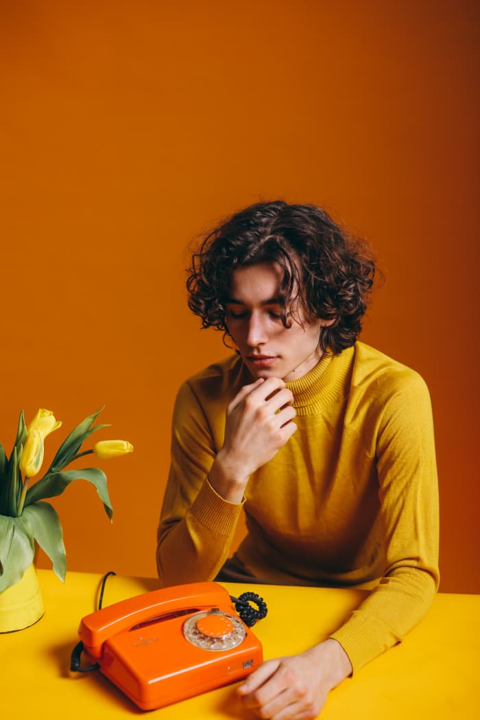 Leos should strive to wear clothes with bright and warm colors. Wavy and voluminous hair is on fleek for Leo.