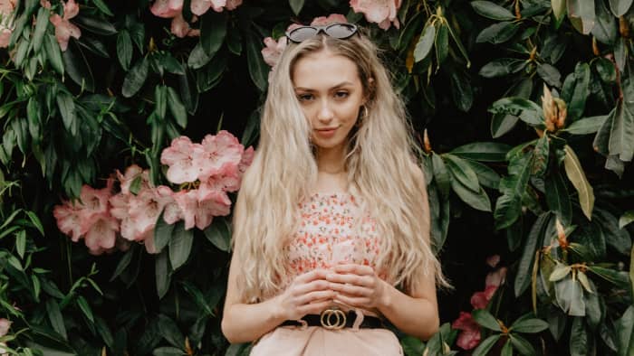 For Libra hair, opt for curls and waves that offer some whimsy. You don't need to worry about making your hair voluminous. It looks better if you let it get a little dirty and greasy.