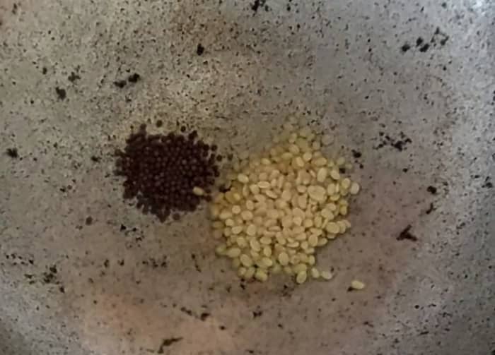 In a pan, heat 1 tablespoon of oil and splutter 1 teaspoon mustard seeds. Add 1/2 tablespoon urad dal and saute till it turns golden brown.