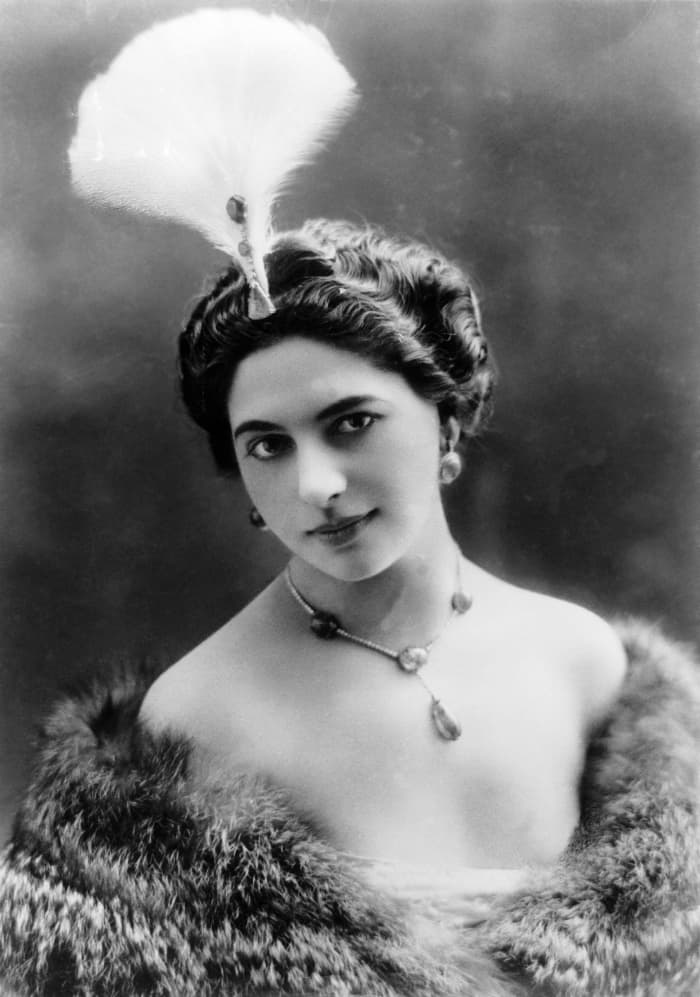 Her amorous life coupled with her reputation of ‘shamelessly’ seducing military officers from all nationalities made her the ‘perfect’ scapegoat in the difficult times that were to come for her.